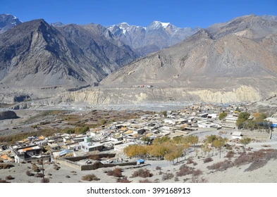 nepal-jomsom-capital-manang-river-260nw-399168913